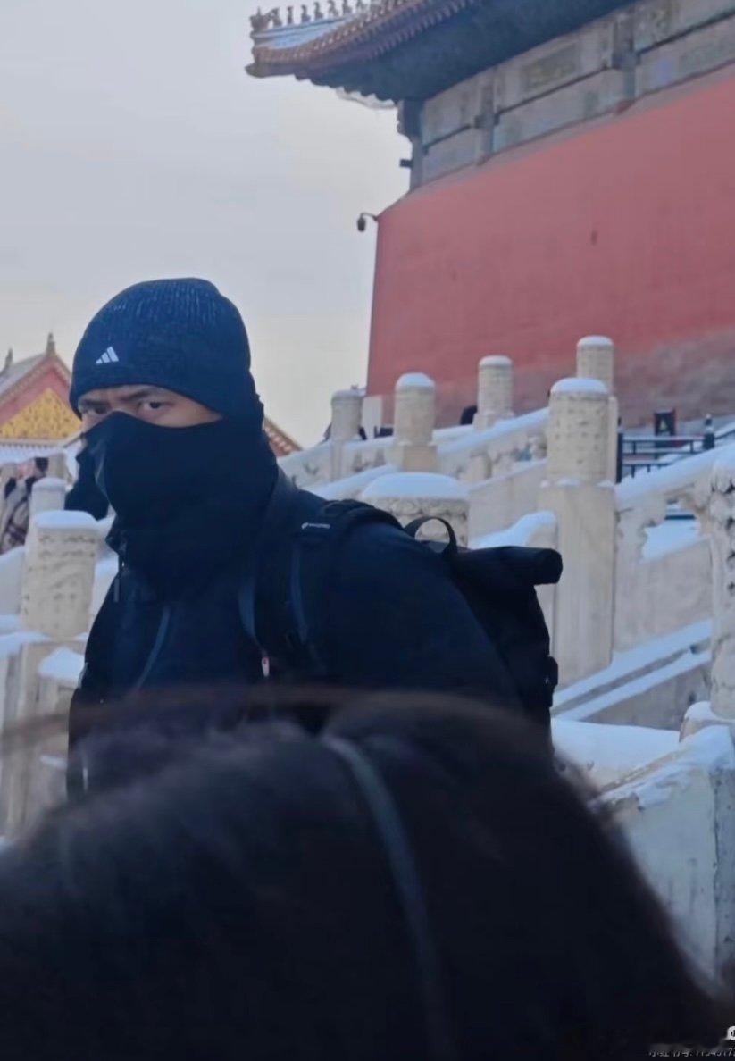 李现 下次就这么伪装谁能拒绝给李现出伪装穿搭的网友啊！这脑洞我服了！ 