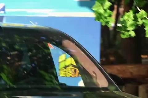 天生自带镜头氛围感，身姿挺拔体态优越，随意站位摆姿都恰到好处，原片无需修图，轻轻