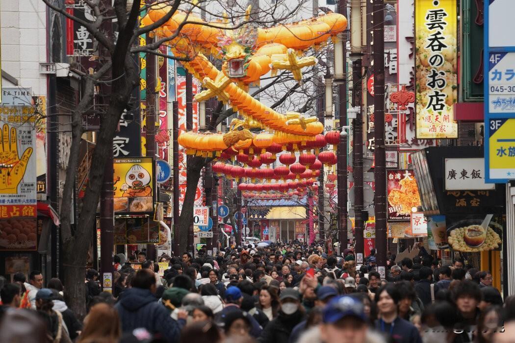 纽约时报今天报道：“日本的购物区、餐馆、寺庙和滑雪胜地这个时期通常会挤满过春节假