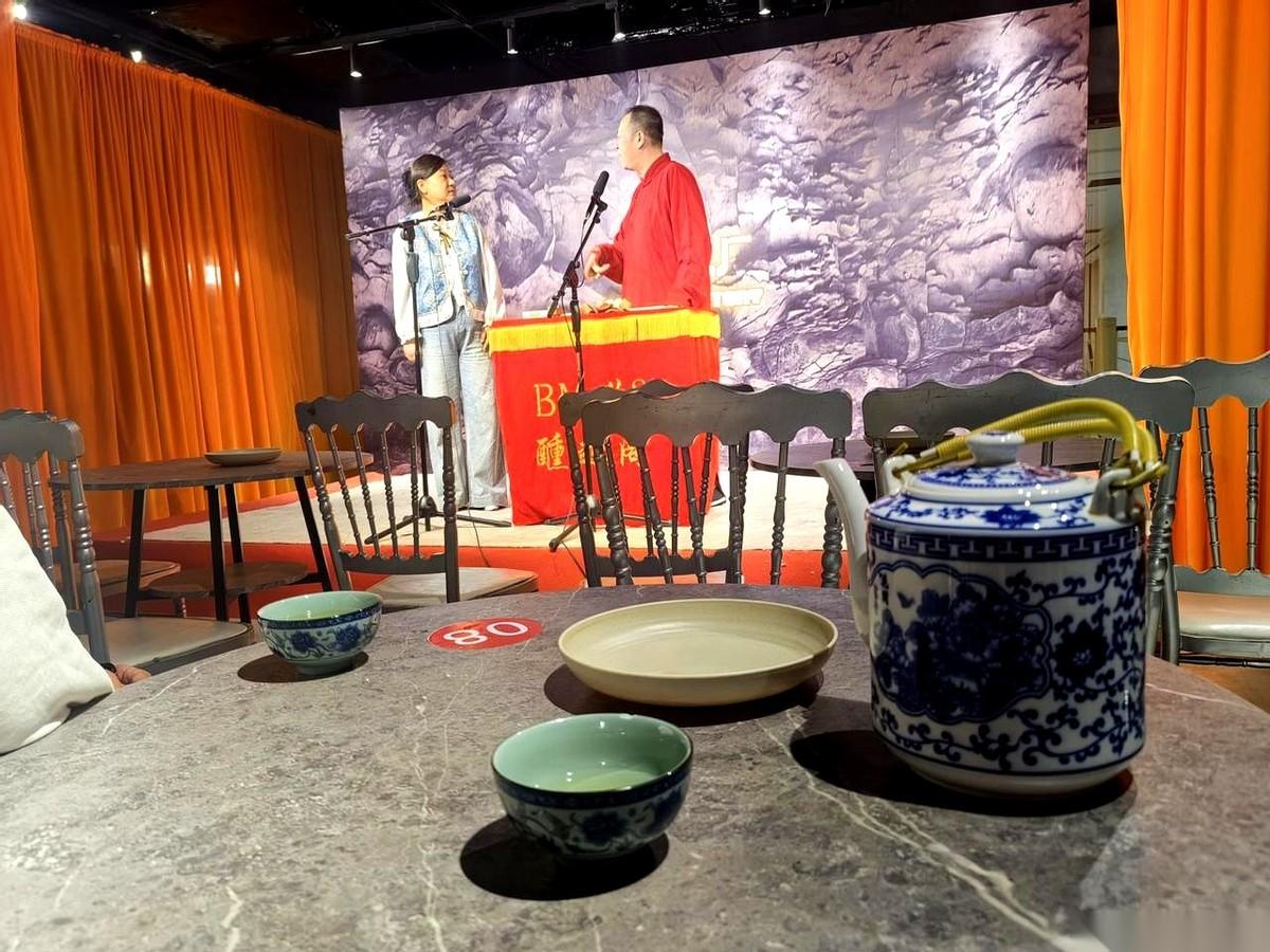 茶馆里，180块钱的第二排座位上，大爷大妈面前就摆着一壶茶。说好的瓜子？影儿都没