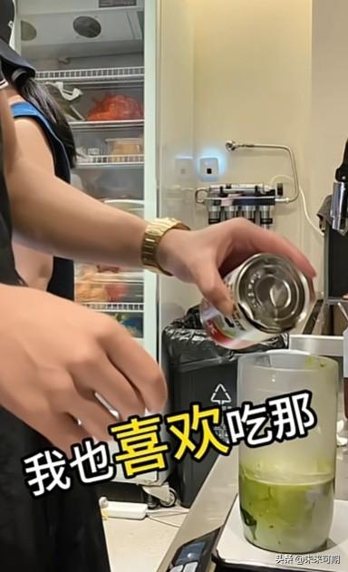 不查不知道，一查吓一跳，

二喜对00后永动机弟弟是真好，真舍得花钱啊。

听说