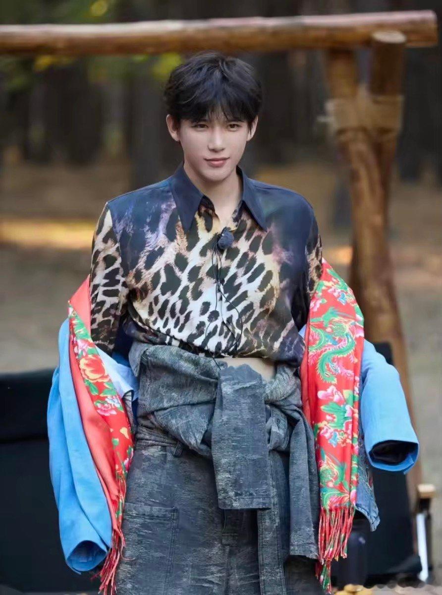 王安宇穿连体衣录节目也太敢了！沈腾贾冰灵魂提问“上厕所咋上”，一句“有扣”直接把