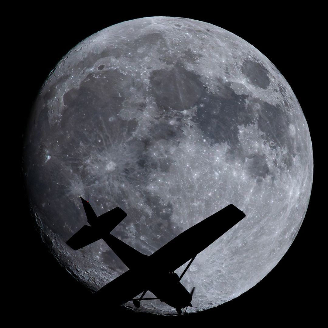 #这几天睡不好可能是月亮的错#周二晚，一架塞斯纳 172S Skyhawk SP