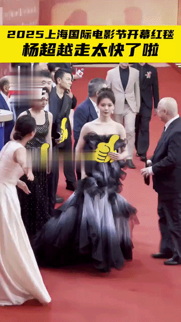 杨超越就是好命！感觉《无名之辈》的导演对她好宠溺，看杨超越走太快，导演离得老远就