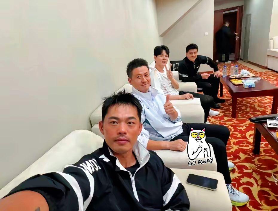 林丹，引发热议!
10月2日晚，林丹在社交平台发文，晒出一张四人合影，问道：“我