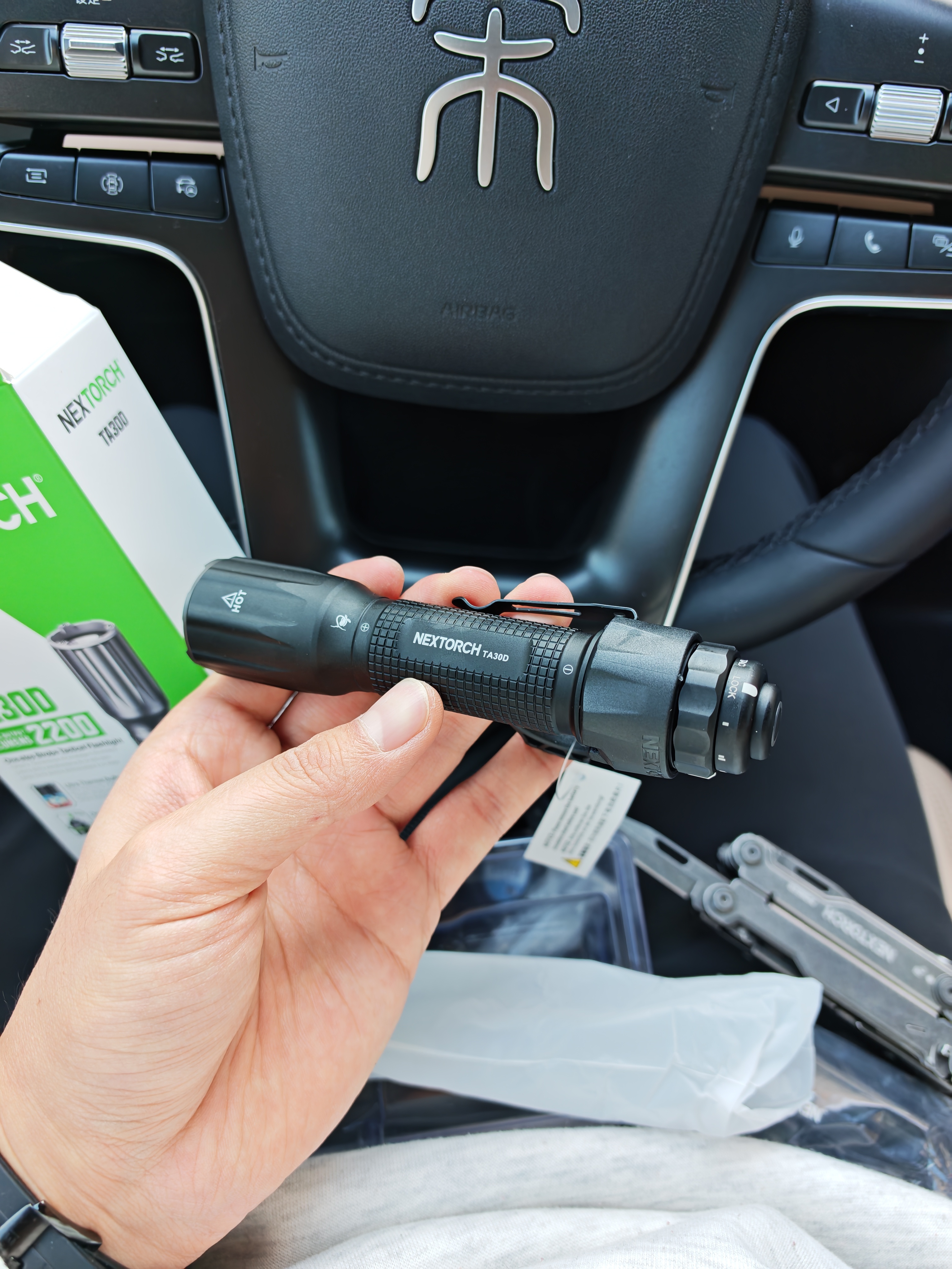 P81哪儿都好，充电还方便，但晚上挂脖子出去转太勒还是果断换小巧玲珑的TA30D