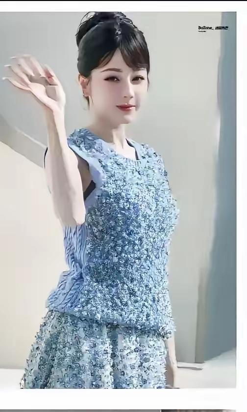 迪丽热巴最近有点“不一般”，33岁了还被夸显年轻，这两天更被说成真人生芭比。
 