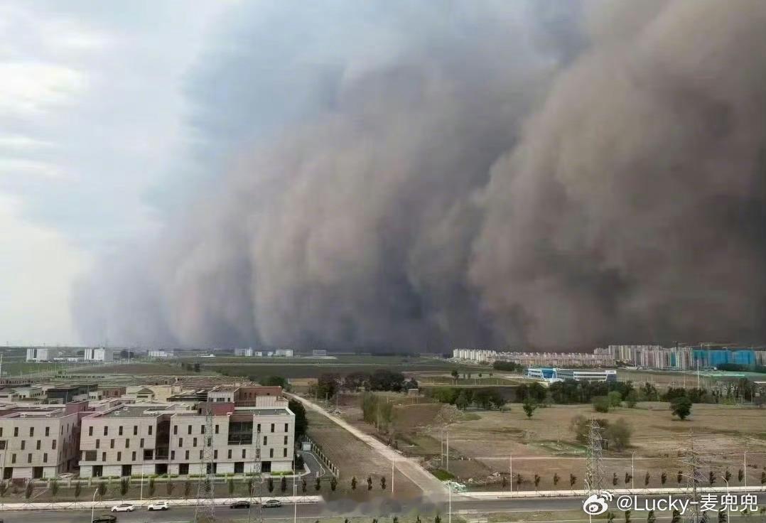 哈尔滨沙尘暴黑墙2分钟吞没居民楼以前看灾难片的场景真的再现了真的有世界末日的即视