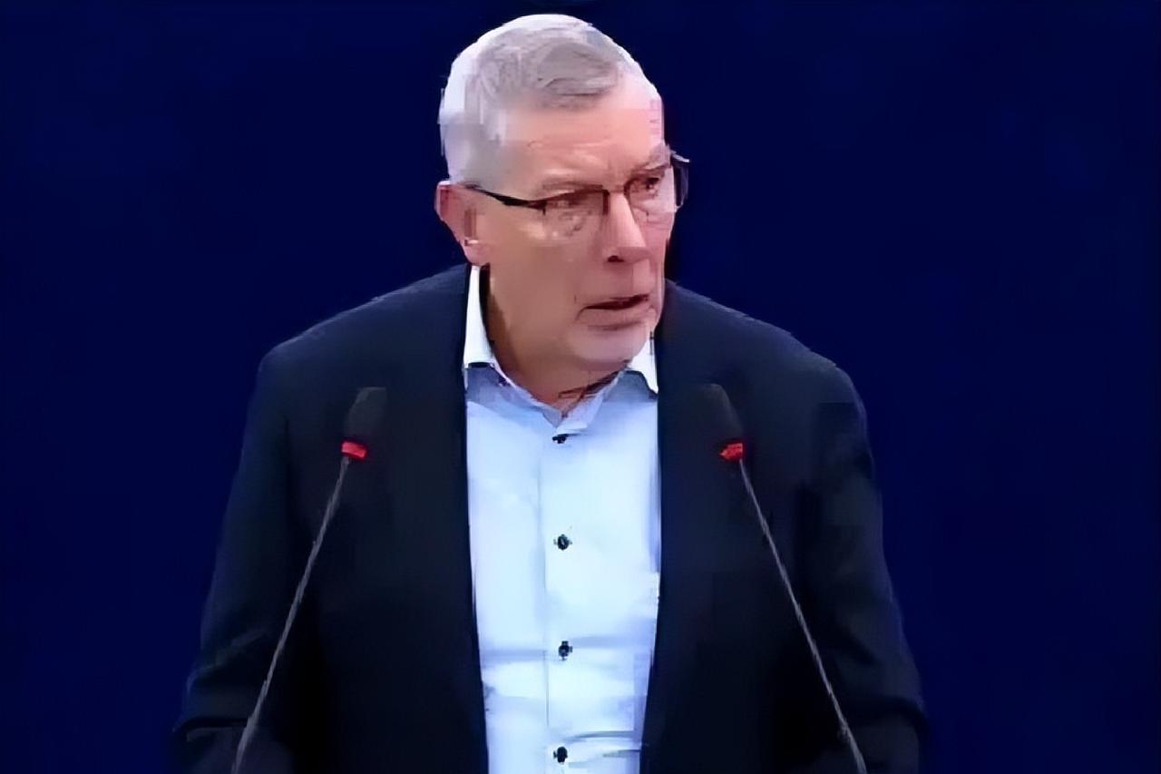 “难道中国无权像我们一样，堂堂正正捍卫自己的利益吗？一句朴素的质问，让吵闹喧嚣的