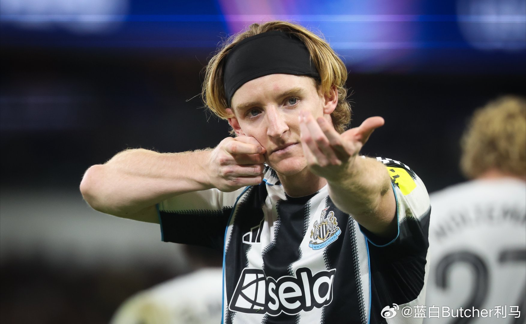 欧冠1/8决赛首回合对阵巴塞罗那的比赛前，戈登、丹·伯恩和乔林顿今日都参加了完整