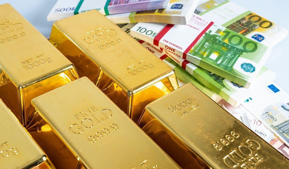 金价都一千二一克了，周大福去年反倒关了一千多家店。这事儿听着是不是有点拧巴？
