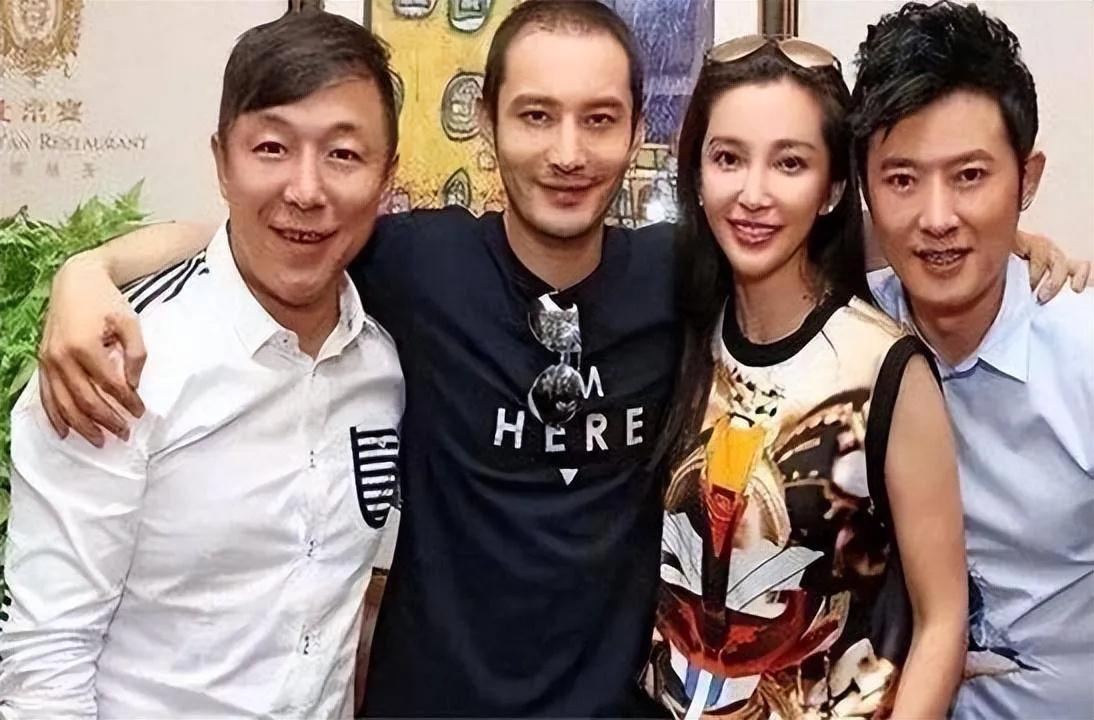 4星同框：我一眼就认出了发型拉风、朗目贝齿的任泉，宽额阔眉、笑容可掬的黄晓明与发