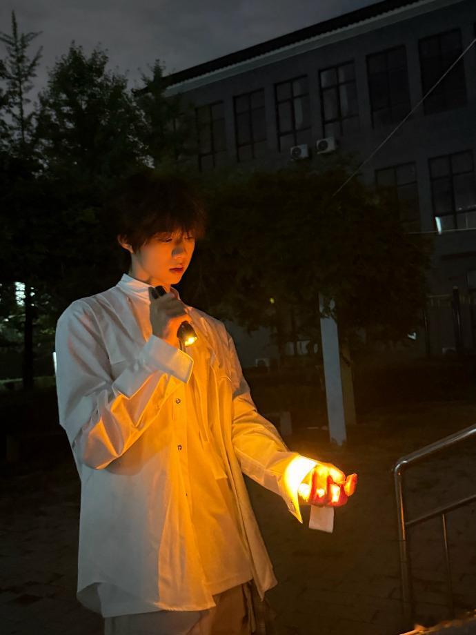 陈奕恒一口气发了18宫格比起寥寥几张敷衍更新，十八宫格更能看见诚意，陈奕恒把攒下