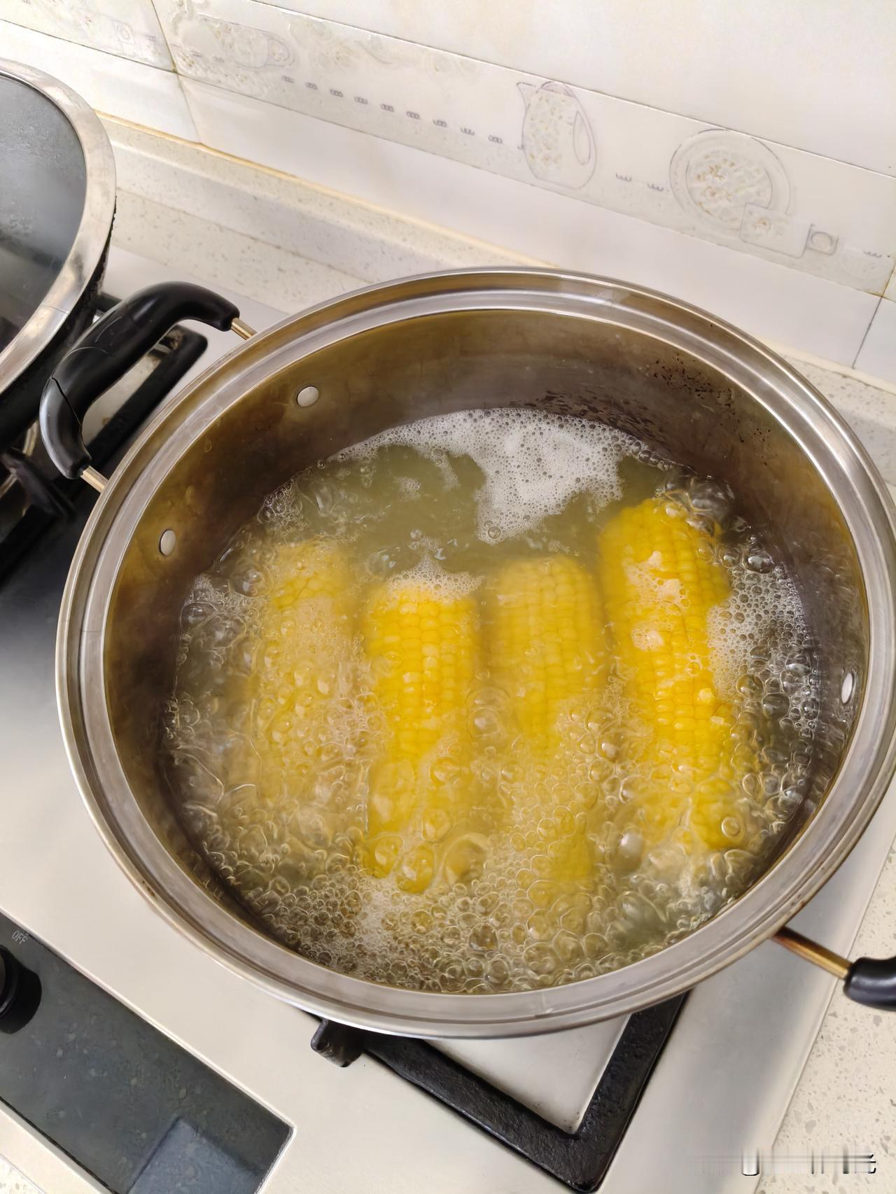 中午煮个玉米吃吧，减脂又管饱[偷笑]瞧这锅玉米，在水里扑腾得跟开派对似的！一个个