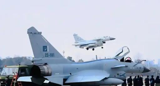 2026年4月，全球地缘格局暗流涌动。

霍尔木兹海峡美伊封锁拉锯、日本借国耻日