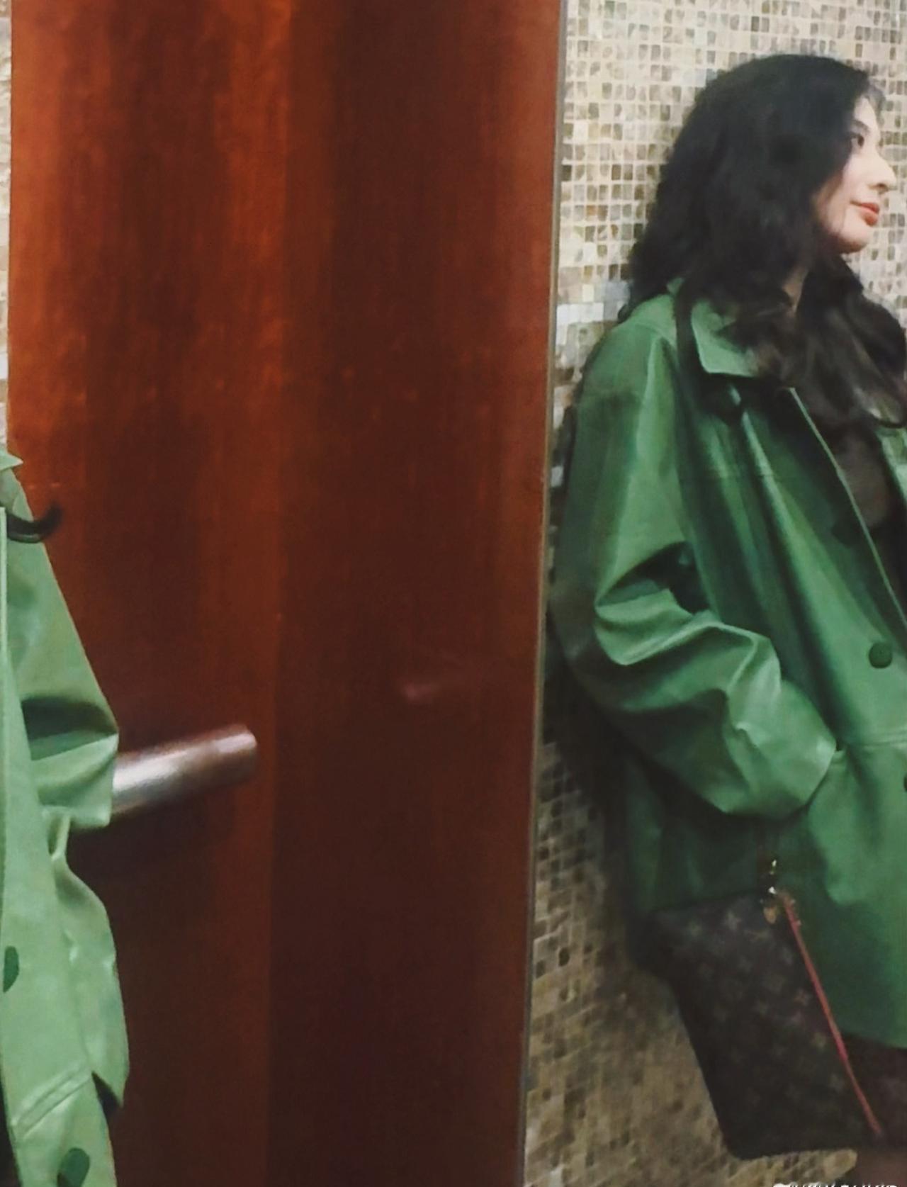 公司旁边的酒店意外地适合出片
ootd 
外套丨rosebanks
内搭&豹纹半