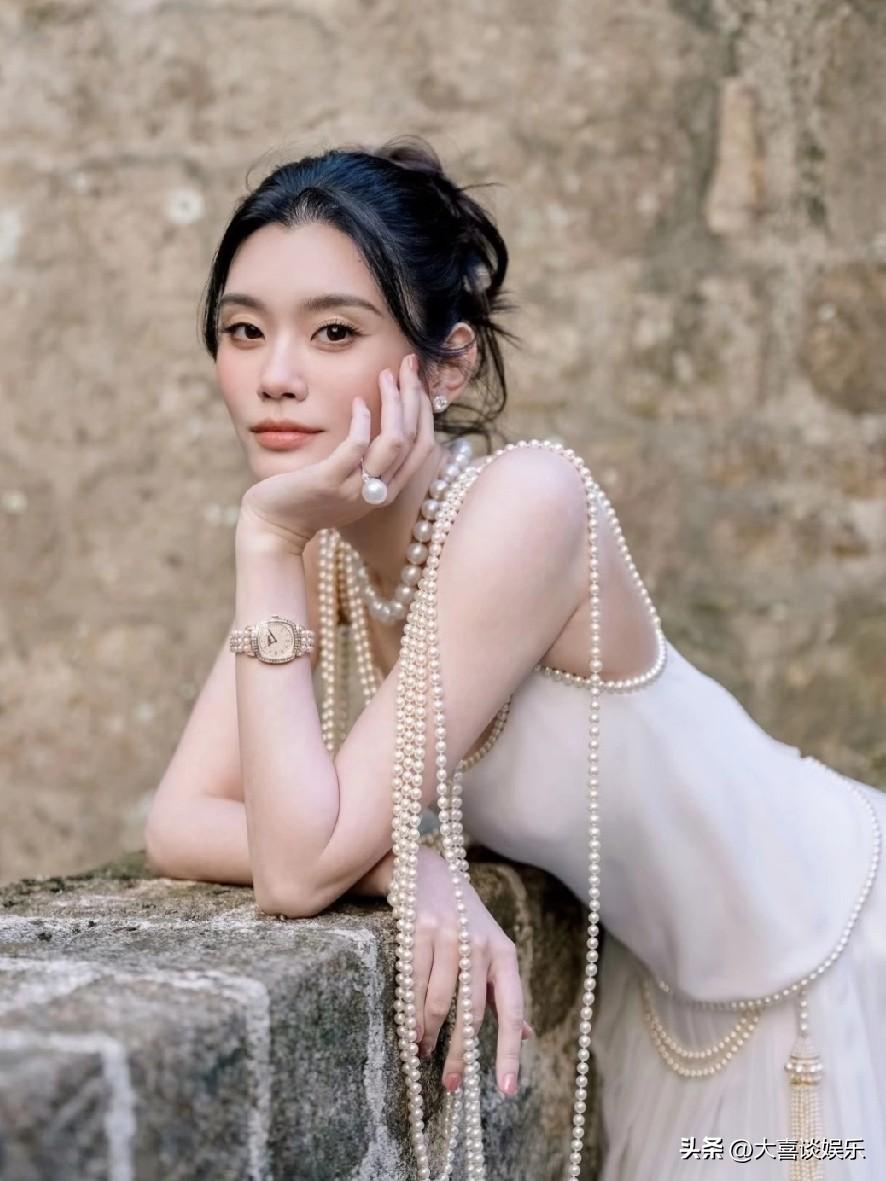 我断定，奚梦瑶这辈子都不会离婚。

不是因为何猷君花大价钱补办了婚礼，也不是因为