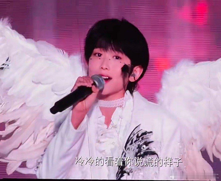 好像那种美妆博主把假睫毛粘脸上了 