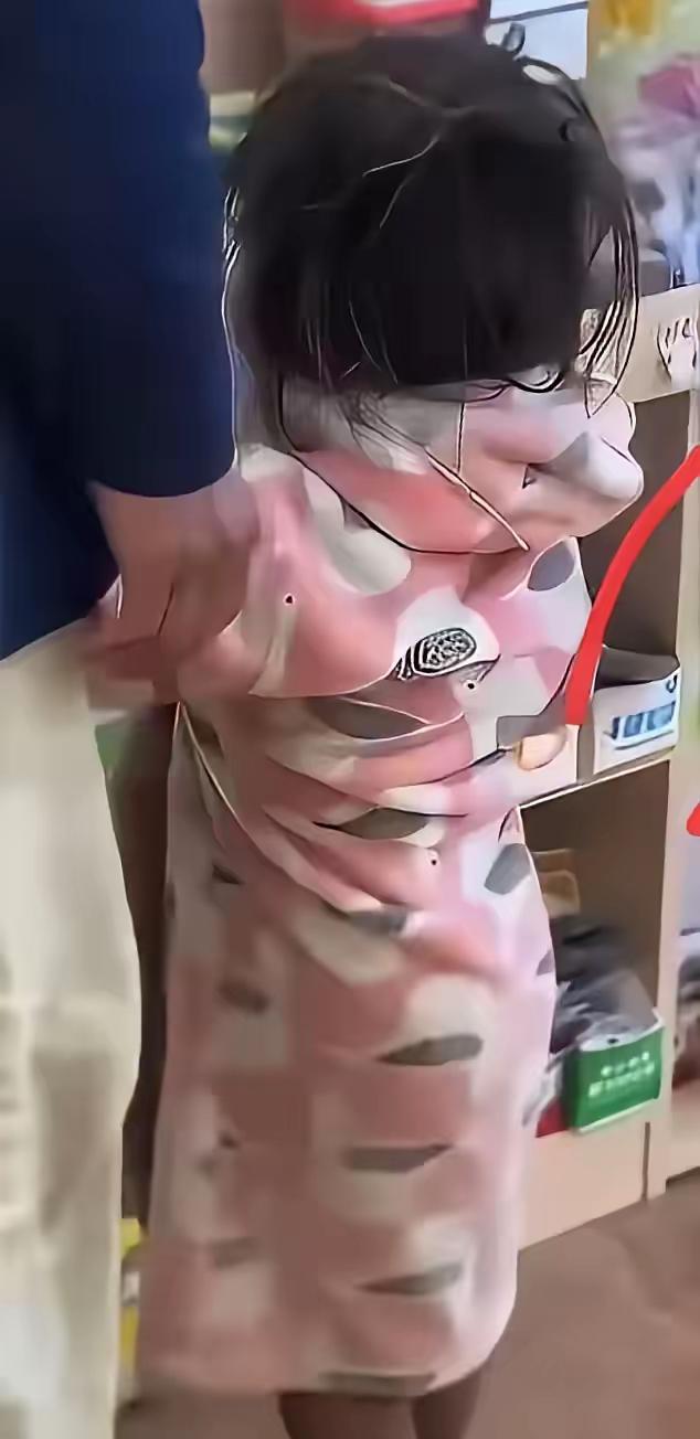 野人小孩父母虽然拥有高学历，一个大学学历，一个研究生学历，但是从他们对孩子的家庭