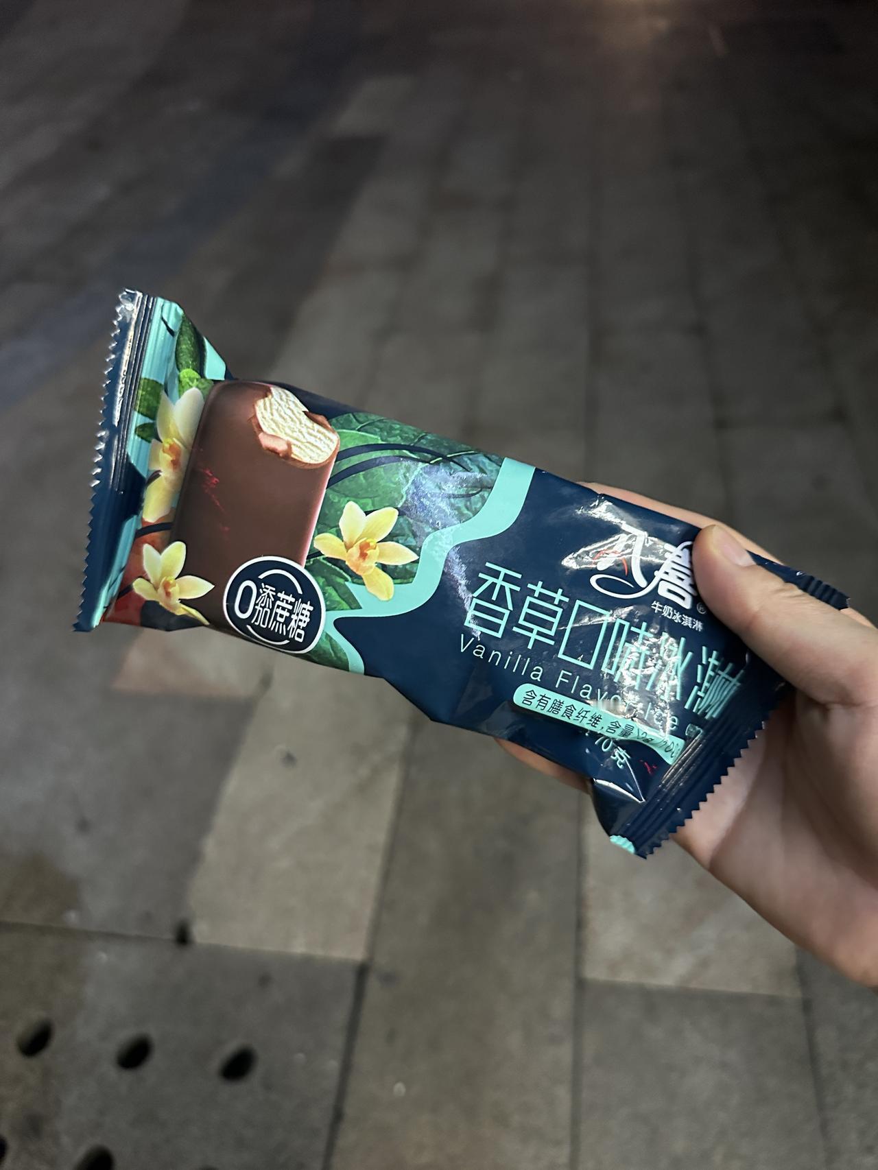 雪糕刺客了吗？

在红旗连锁超市，随便拿了一个，其貌不扬，想着可能也就几块钱，一