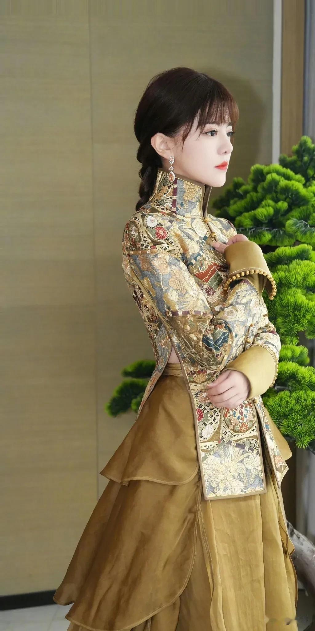阿兰柔美优雅写真，在家里随意拍都是大片。新中式的上衣搭配同系列半身长裙👗简直美