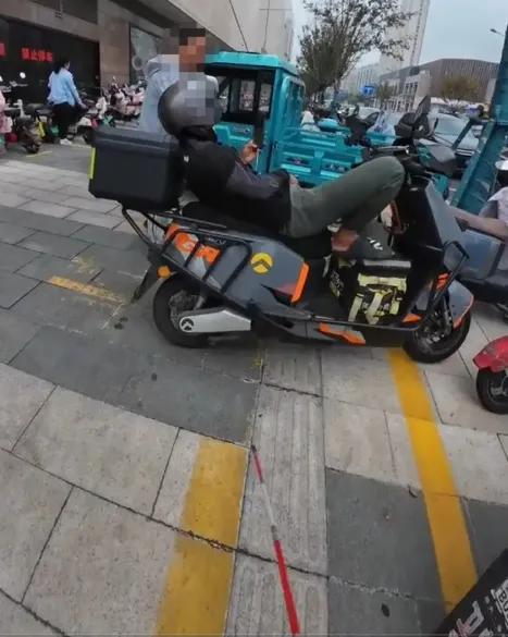 假戏落幕，真痛难消！我们的盲道何时才能不“盲”？

全网愤怒的盲道被撞大戏，警方
