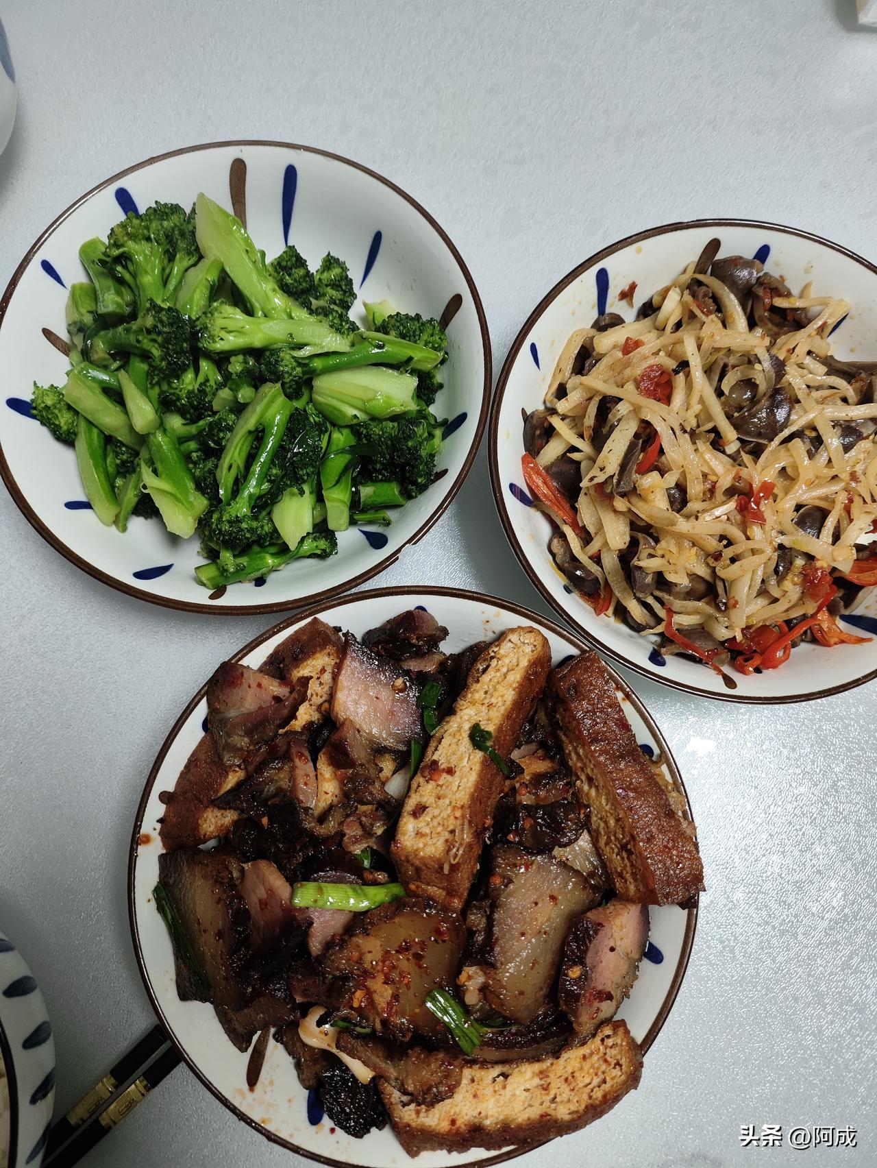 下班回到家，妻子正准备下锅炒菜。我放下东西，立马钻进厨房打下手，将辣椒、生姜、大