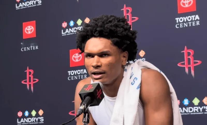 火箭Vs马刺，99-111火箭惨遭逆转。
这场，阿门出战36分钟，23投11中，