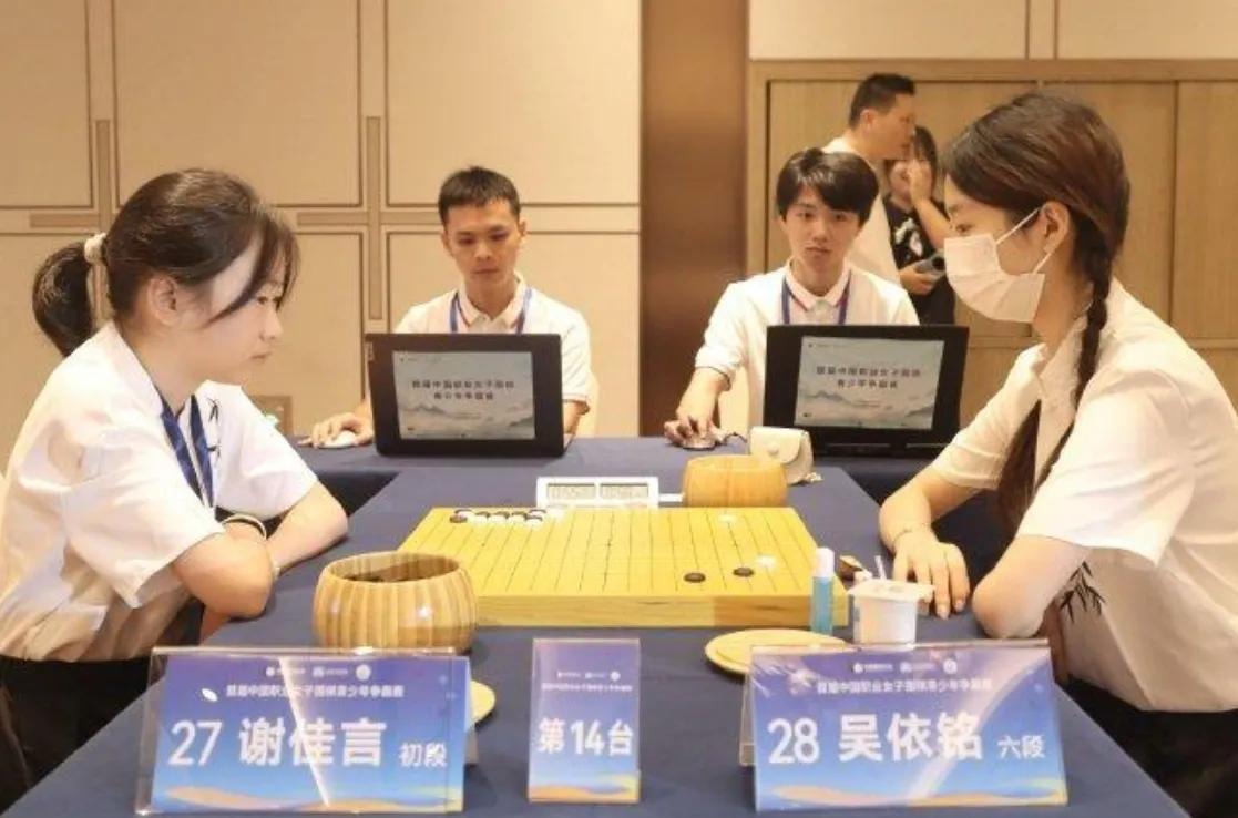 新秀大战~”塘桥杯”中国青少年女子围棋争霸赛拉开序幕


吴依铭等10人二连胜