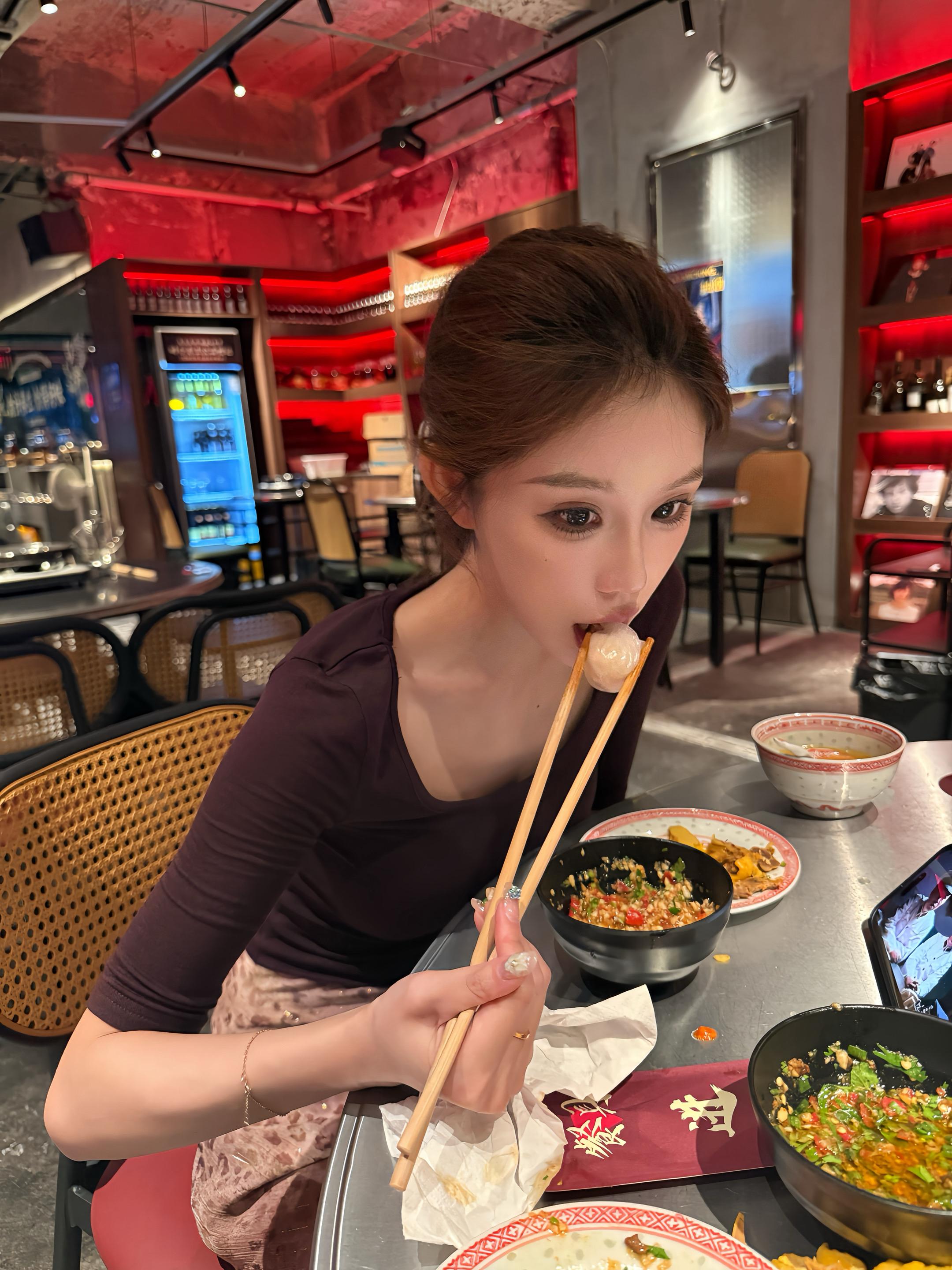 想吃什么姐姐都陪你好不好？