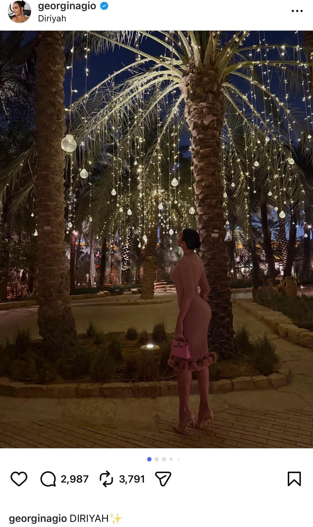 一身粉的乔治娜👇（裙子是Fendi的💕） 