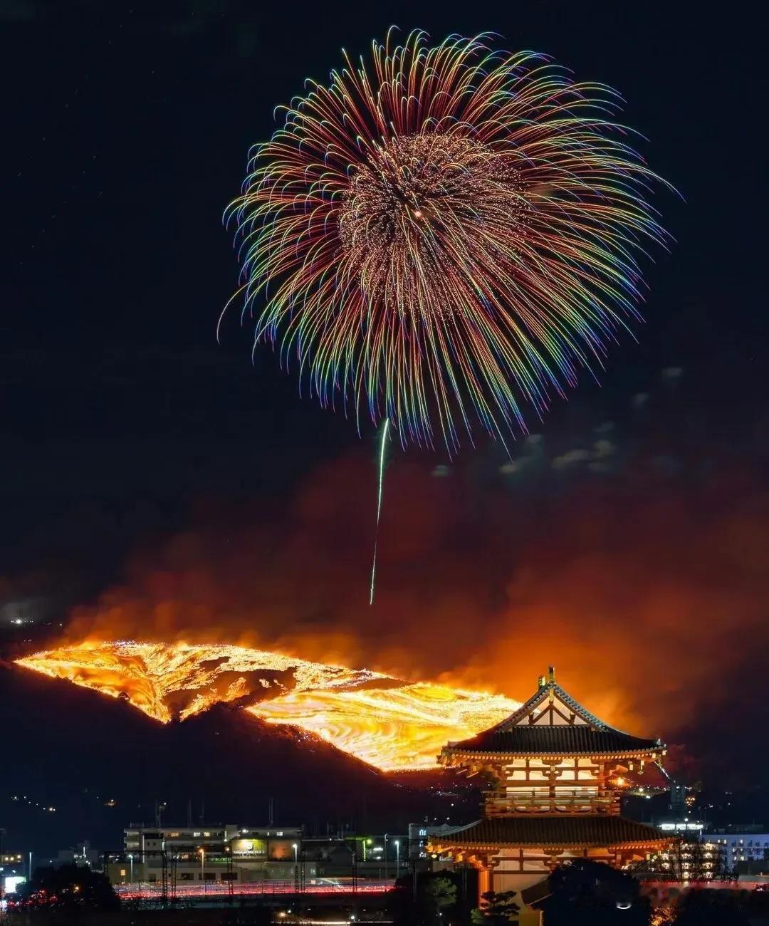 朋友发来日本奈良烧山祭的视频，每年1月第四个周六，奈良若草山就会举办烧山祭。
燃