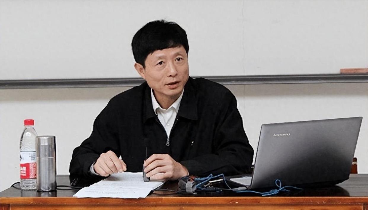 已逝的南开大学教授艾跃进，凭着藏在纤弱身躯里的浩然正气，戳中了某些人的痛处、动了