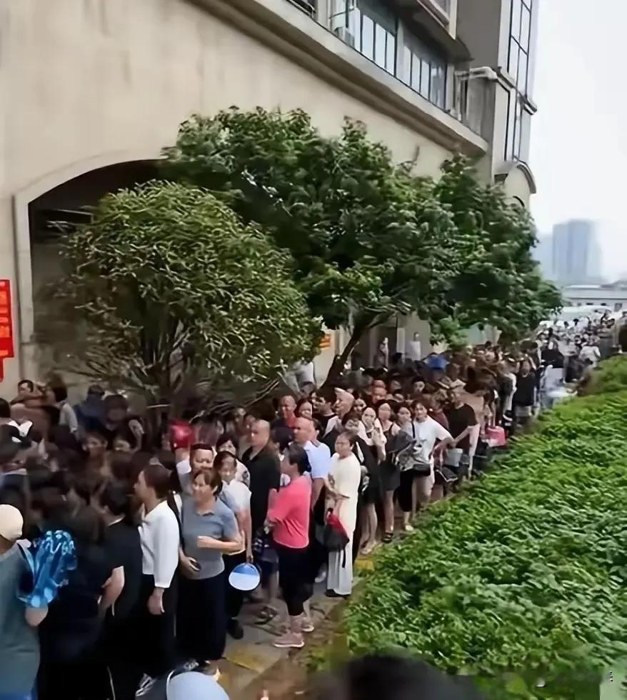 凌晨三点，几百人裹着毯子蹲在长沙街头排队。我还以为大家在抢演唱会门票，走近一看，