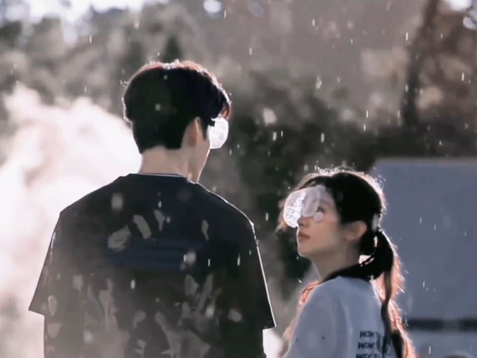龚俊周也在一起泥点子成初雪了还以为龚俊周也拍鬼怪呢地球超新鲜 艺人的氛围感气场是
