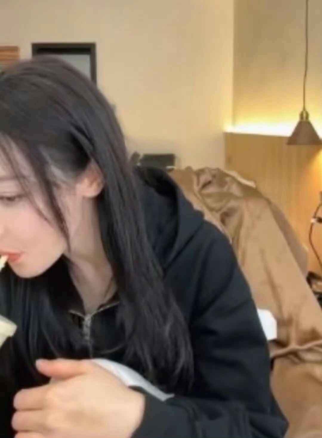 迪丽热巴手上还有输液的淤青刷到热巴之前直播截图，手背上的输液淤青太明显了！真的太