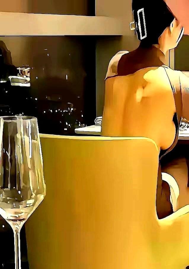 穿吊带上班被罚5万？深圳直接涨到10万

老姐妹们在厨房择菜时聊：闺女面试穿短袖