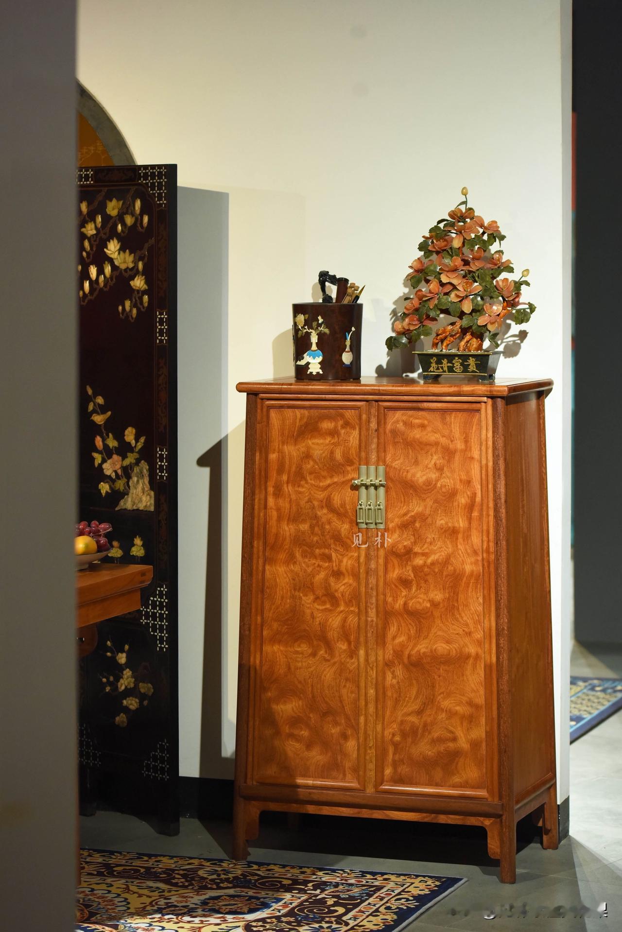 给女儿的嫁妆，没有比缅花满龙胆柜更加体面
缅花满龙胆圆角柜
一木成纹，藏尽东方雅