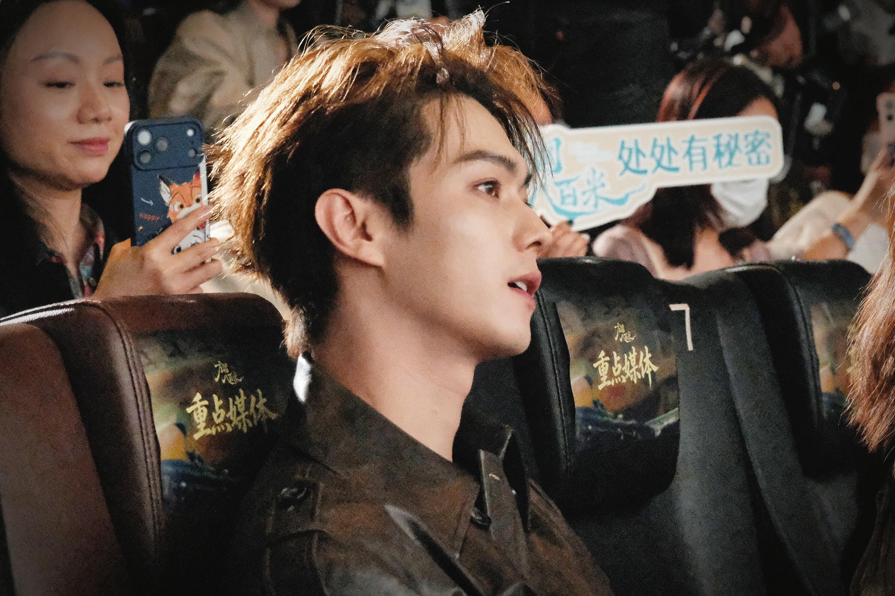 许凯追剧团这套图....这个大辉狼就硬帅 