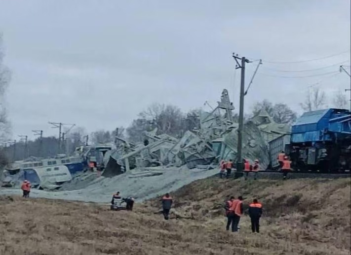 乌克兰 "哈尔科夫-乌日哥罗德"号列车在日托米尔地区脱轨，系俄军一架 "格拉纳"