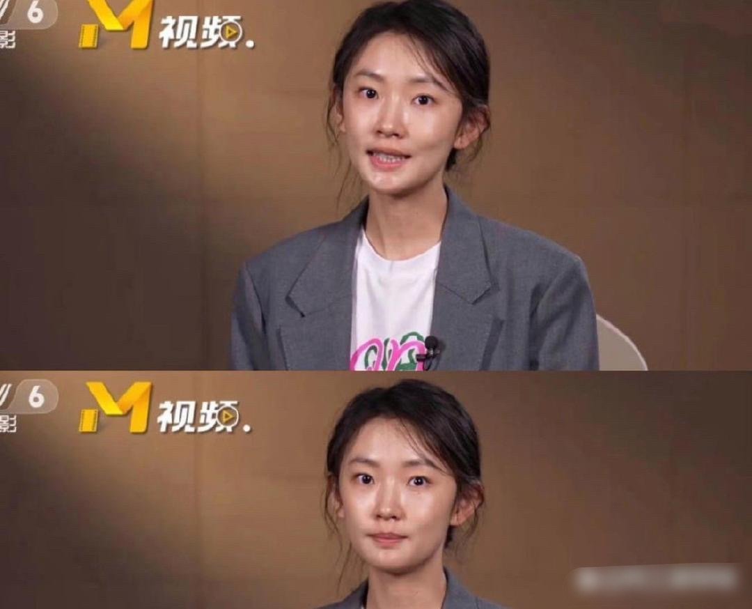 这才是老实的姑娘，人家说上央视得素颜，她就真的顶着个冒油光的大素脸去了…… 