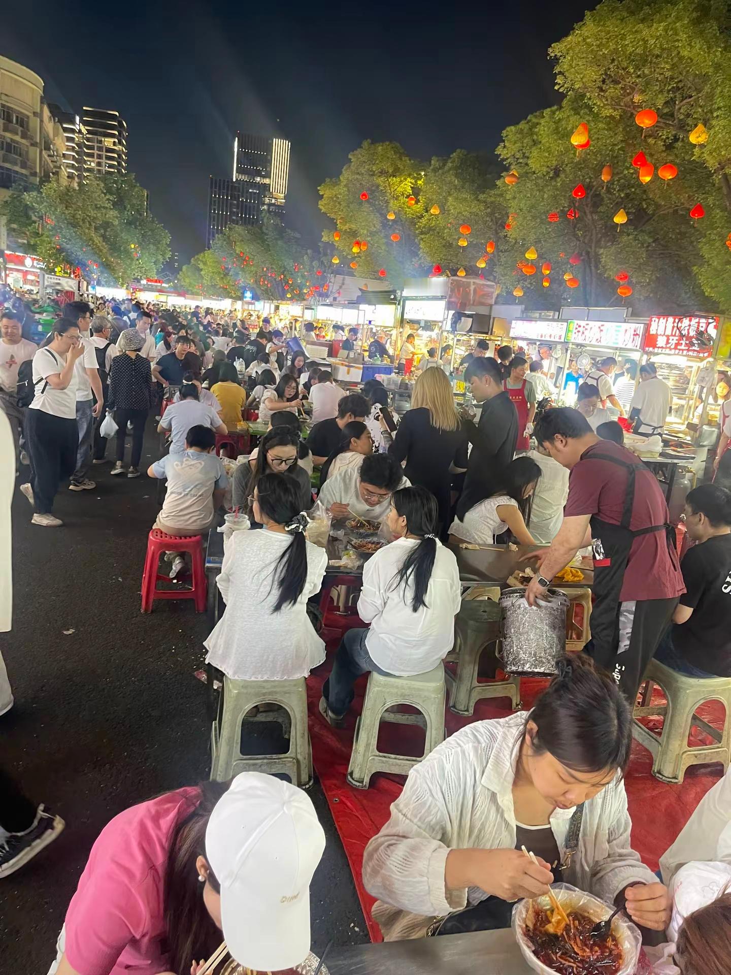 老外对金华的严选夜宵毫无抵抗力老外在金华也是吃上了夜宵严选在义乌逛夜市，满大街的