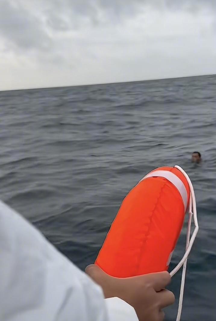 #湛江钓友海钓顺便救了个人#【对话海上救起男子的湛江钓友：他获救后几乎虚脱吐了很
