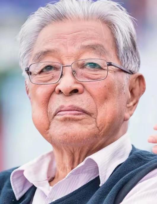 褚时健：从烟王到橙王，一代传奇的触底反弹
 
提起褚时健，绕不开两个沉甸甸的标签