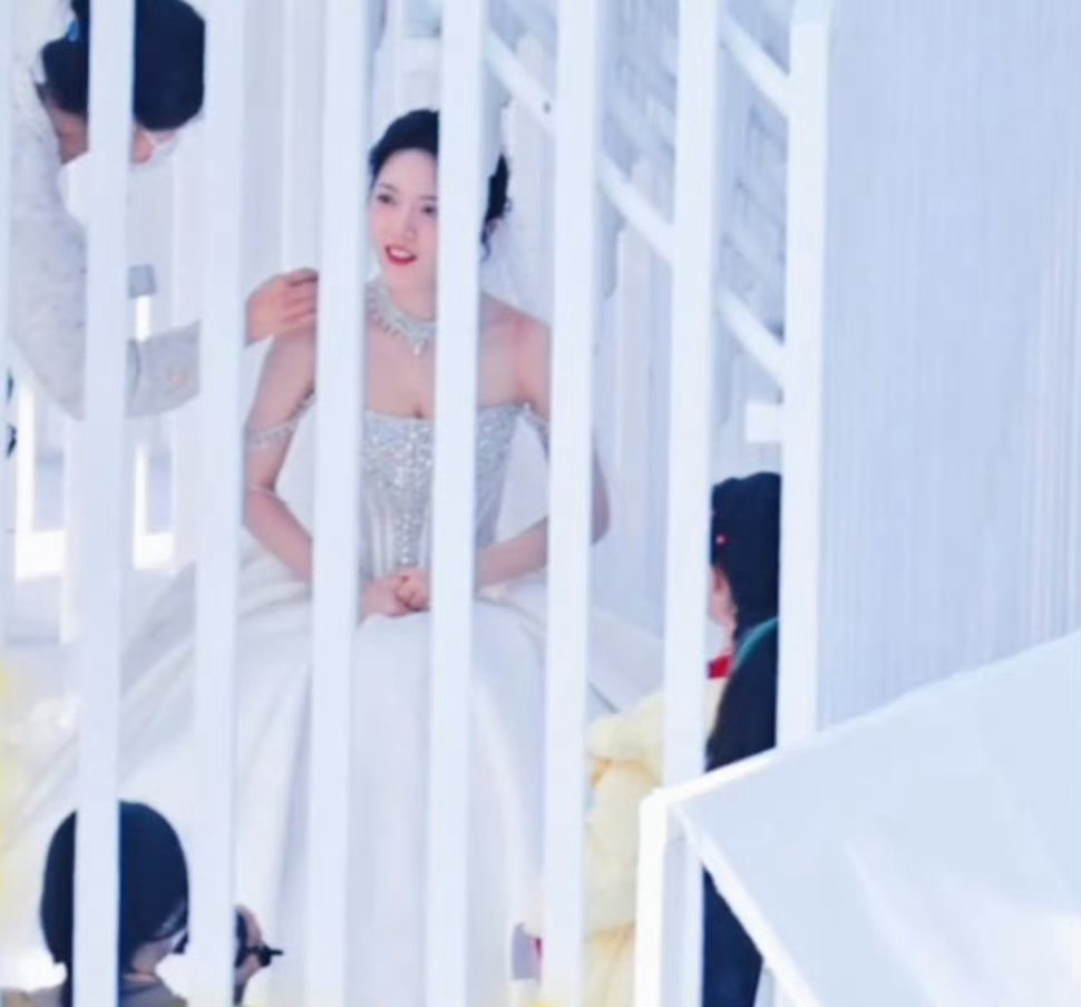 #赵今麦樱桃琥珀婚纱路透#我们麦麦真的是妥妥的美女胚子ya！即使离得很远，也可以