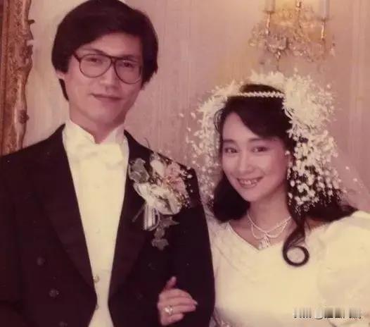 香港歌手陈美龄婚礼伴郎竟然有安倍晋三！
 
陈美龄的丈夫金子力，早年和安倍晋三是