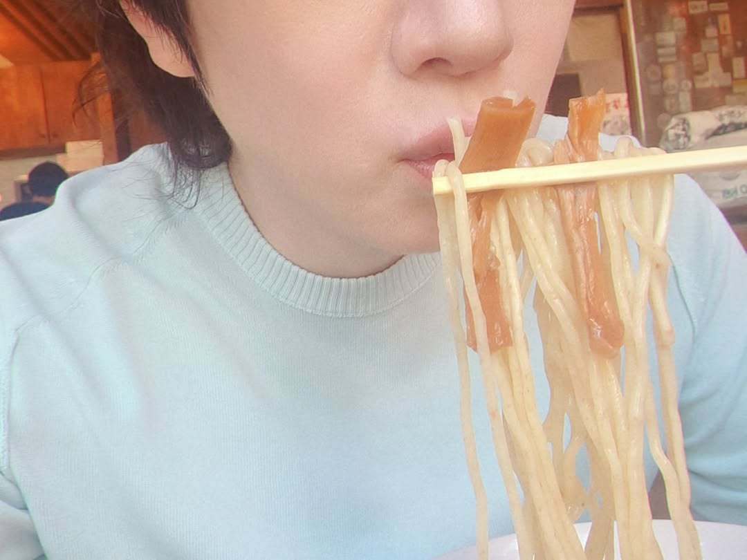“CB百蓝_。260506金希澈 IG更新：🍜金希澈 评论自己：不是kkkk 