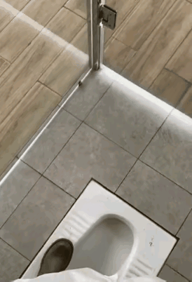 图1：像这样的洗手间谁敢上啊，都把人家女孩子整得不好意思，设计师当时是怎么想的？