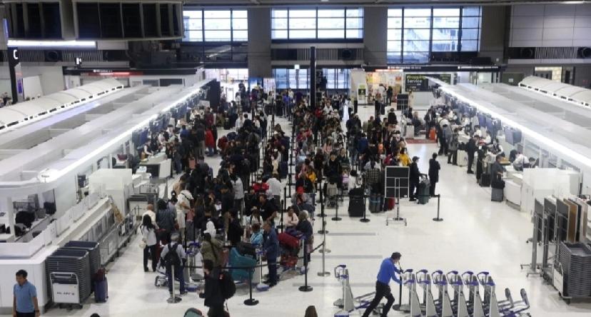 日本旅游注意安全，据日媒报道，日本成田机场一名安检员因盗窃中国游客钱包，日前被警