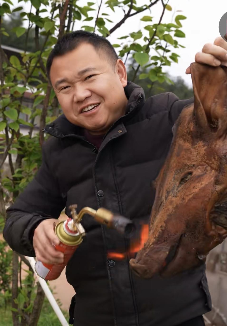 幸好四哥离婚了[赞]，再也不用受婚姻中的委屈。自己从来不在网络说过某英的一句坏话